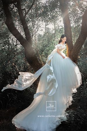 ▲王俐人跟林琮軒Ryan於2021年12月7日登記結婚，婚紗照美翻。（圖／凱瑟琳婚紗提供）