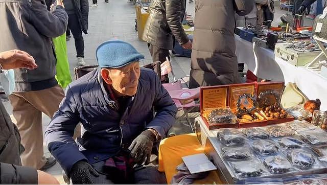 90 岁知名相声演员在天津街头摆摊，获众人围观 - 3