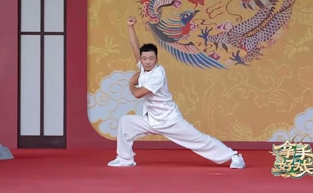 王宝强登央视表演武术，一身白衣挺拔帅气，抬腿劈叉现场掌声雷动 - 10