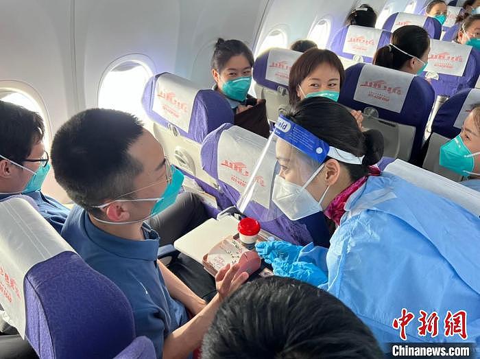 （上海战疫录）一天 12 班包机 山西援沪 1645 名医护人员返程 - 2