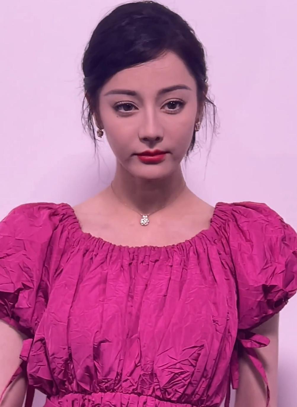 上海时尚活动明星生图：迪丽热巴人美造型丑，冯绍峰憔悴显老 - 2