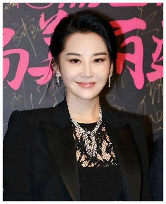 表面是歌手演员，实际上背景通天，这6位女星根本不怕“潜规则” - 26