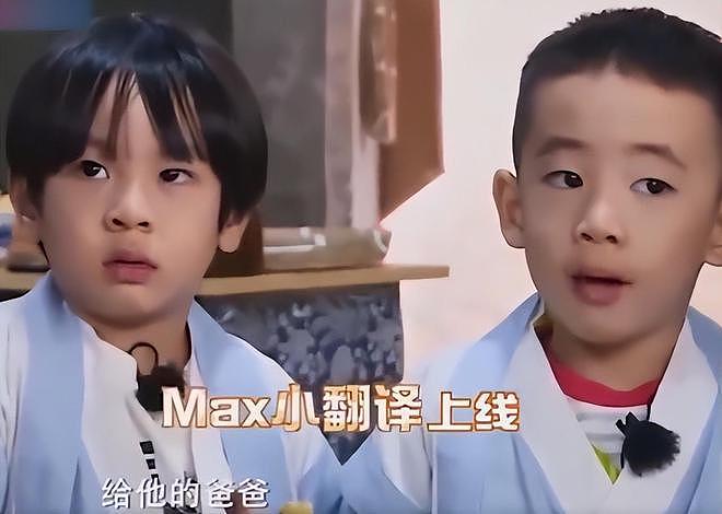吴尊陈小春接孩子放学，在校门口热聊，9 岁 Jasper 和 Max 身高瞩目 - 9