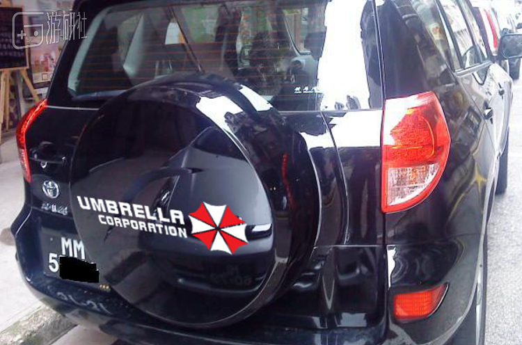 比如常见的“保护伞”车贴，至于车主是否知晓“保护伞”就另说了