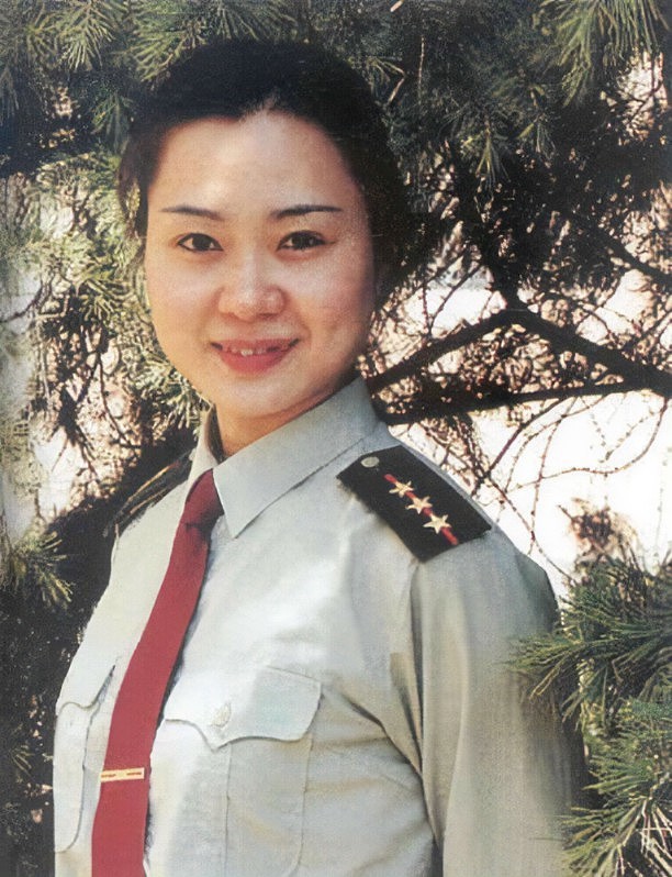 “中国第一警花”：她15岁被特警队破格录取，23岁嫁给成都保安 - 13