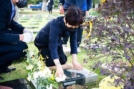 刘子枫去世 5 个月举行葬礼，女儿跪在墓碑前擦拭，场面感人 - 3