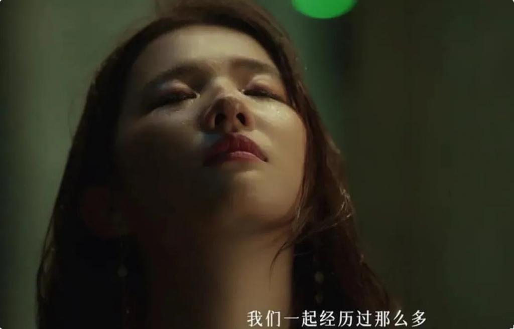 刘亦菲拍吻戏太欲了，被男演员按在墙上亲，网友：这谁顶得住 - 16