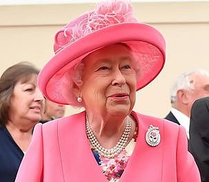 一岁一颗钻石：女王为母亲百岁寿辰庆生，100颗钻石的胸针表孝心 - 17