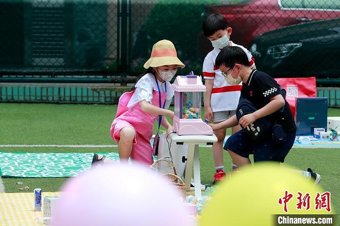 （上海战疫录）上海全面恢复生活秩序 孩子们在“金童集市”欢度“六一” - 2