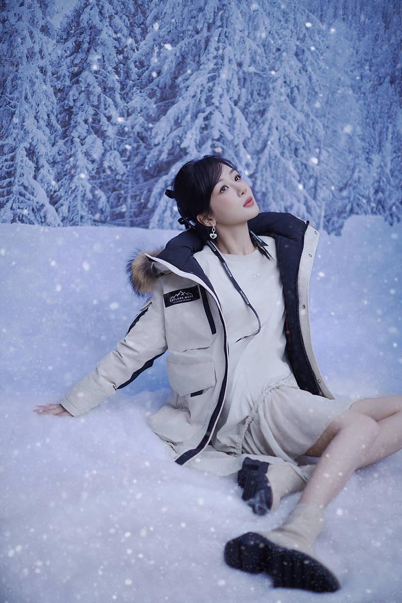 杨紫拍冬日雪景大片 穿小短裙秀白嫩美腿 - 2