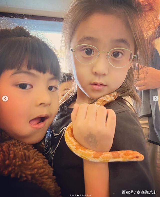贾静雯公开女儿玩蛇照，咘咘和波妞被活蛇缠身，淡定摆 pose 出镜 - 3