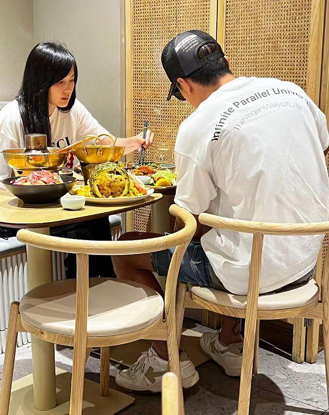 吴尊与妻子吃火锅被偶遇 林丽吟素颜好有气质 - 2