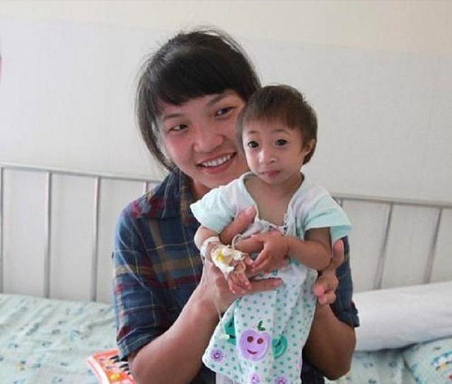 2009年，湖南女子生下2斤袖珍女婴，长相像猴子，马戏团出5万求购 - 1
