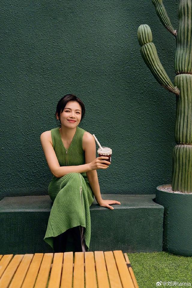 刘涛 45 岁生日连发三套写真 绿色长裙秀腰臀比状态超好 - 21