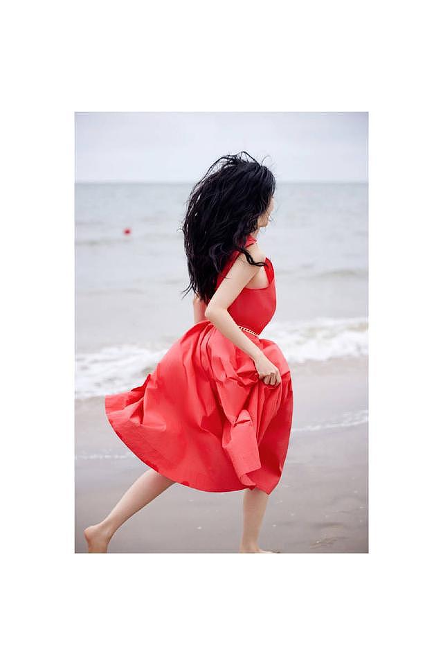 张俪穿红色长裙赤脚漫步海边 海风吹长发回眸氛围感拉满 - 1