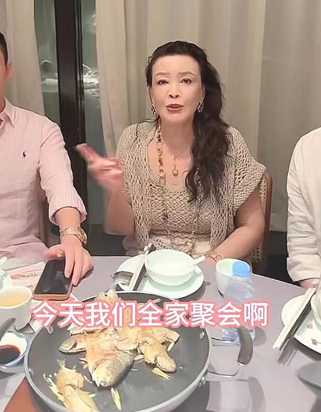 汪小菲带新婚妻子与张兰聚餐，马筱梅改口喊妈，一家人同框好温馨 - 3