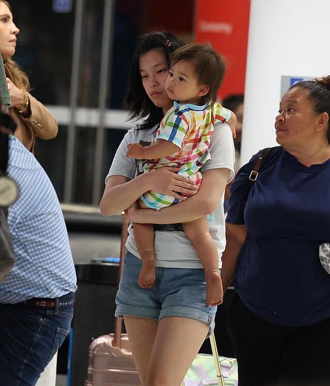 59 岁尼古拉斯 · 凯奇抱 1 岁女儿走机场，女儿十分活泼 - 6