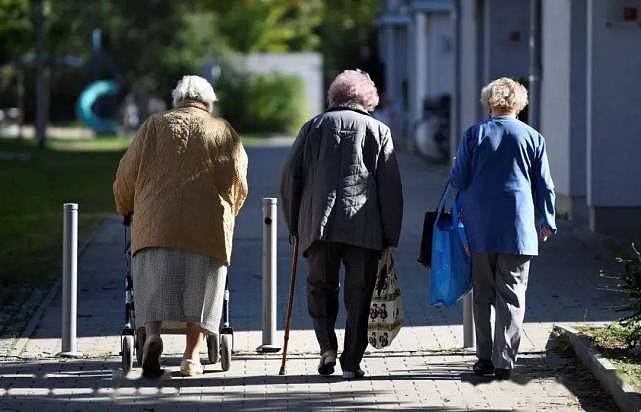 2021年，我国老龄人口突破4亿，为什么不建议老年人一个人过日子 - 1