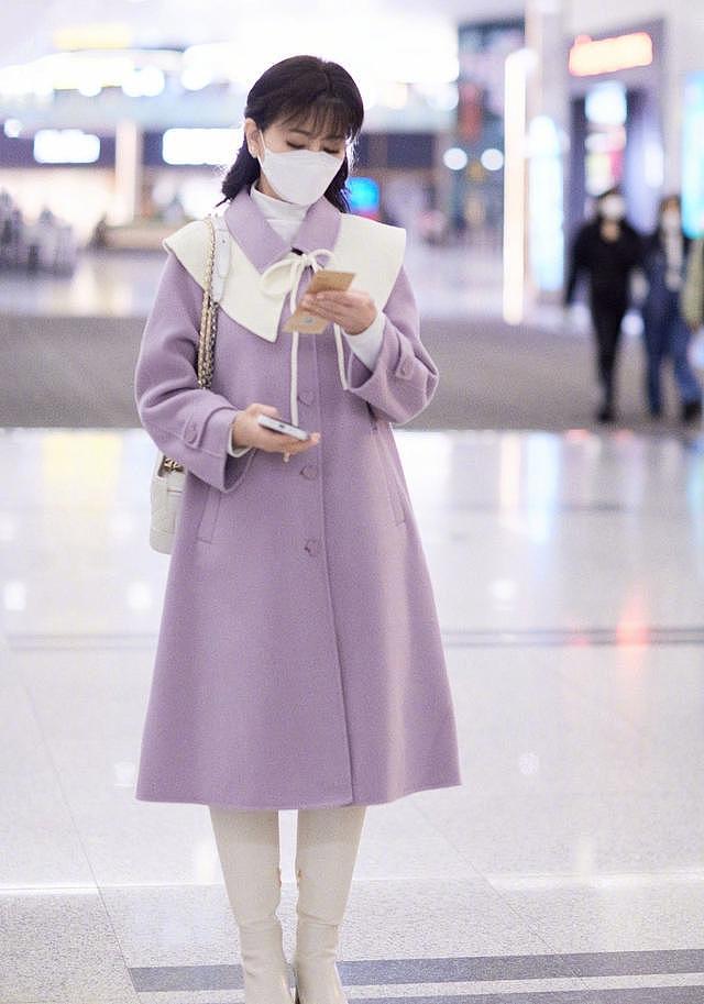 赵雅芝身穿浅紫色外套现身机场 脚踩白色长靴优雅知性 - 4
