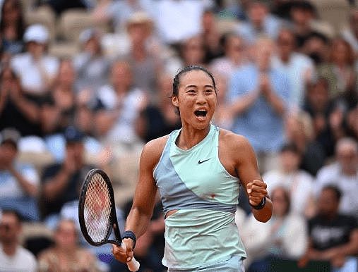 恭喜!郑钦文当选WTA年度最佳新人 斯瓦泰克最佳球员 - 1