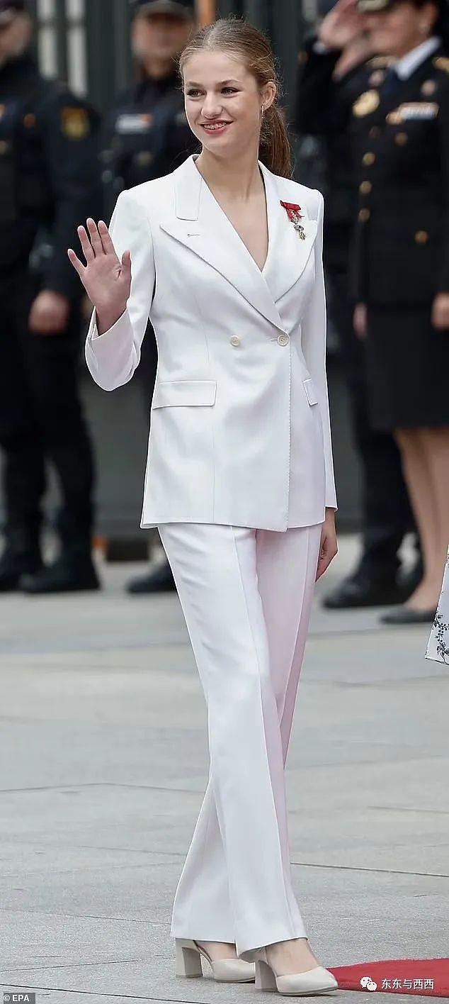 18 岁最美公主大显君威，一身白西装精致到头发丝，这么完美居然还被挑刺…… - 2