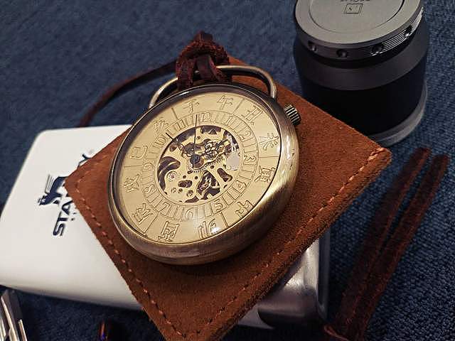 雍也十二时辰故宫日晷怀表，雕花的机芯记录的是把玩时光体验 - 22