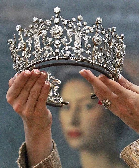 欧洲王室王冠奢华高贵，日本皇室王冠几乎一个样，高仿上不了台面 - 6