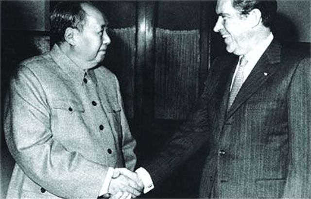 尼克松访华，看到“打倒美帝”标语，毛主席幽默回应，尼克松大笑 - 9