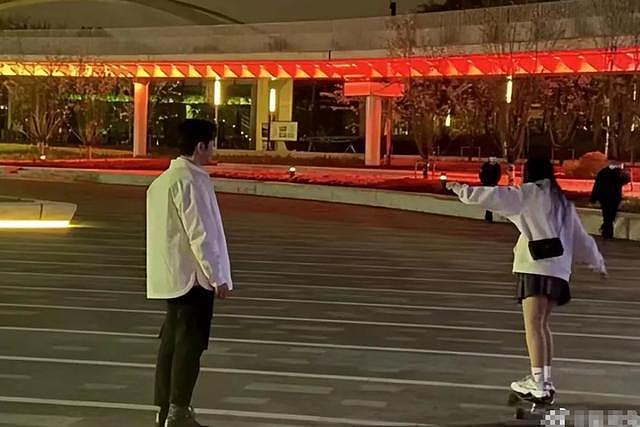网曝黄晓明叶珂仍未分手，两人在上海广场玩滑板，粉丝称是录节目 - 2