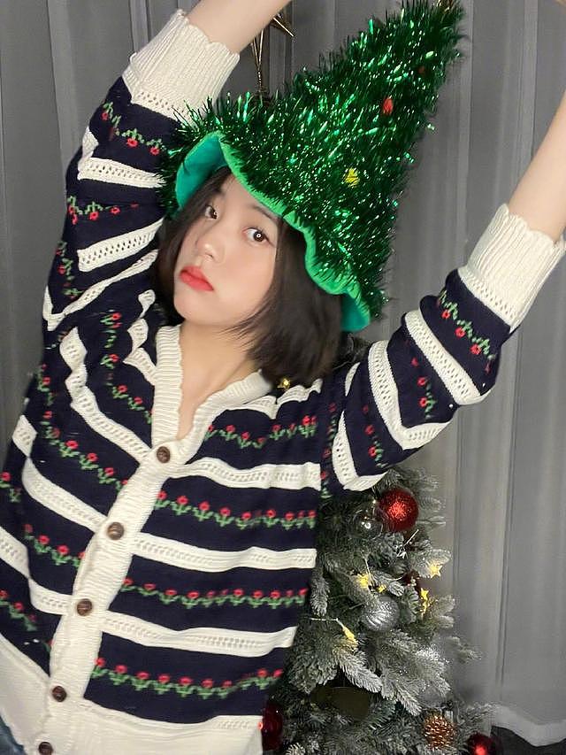 欧阳娜娜晒圣诞十八宫格连拍 戴红绿圣诞帽甜美可人 - 6