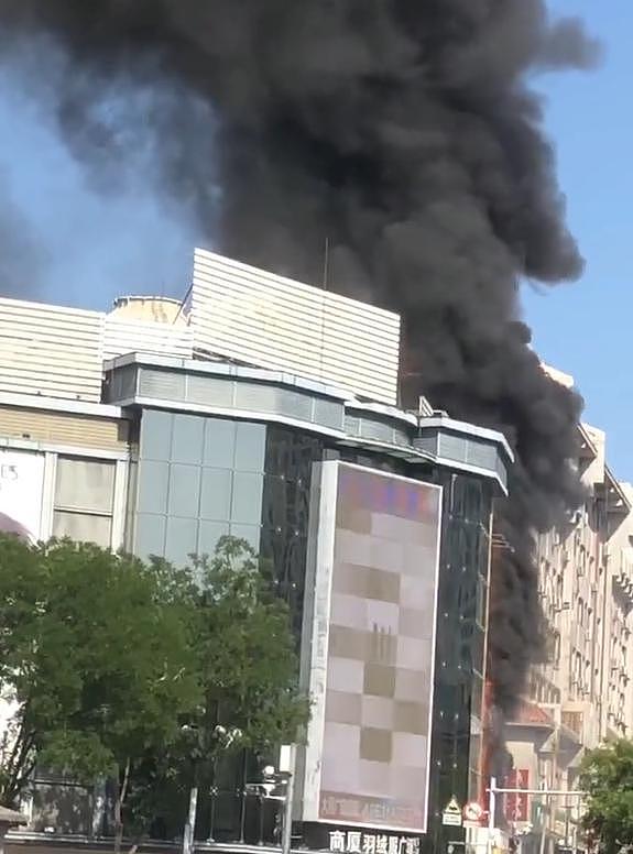 场面惊险！此地一商厦突发大火，目击者：黑烟吞噬整栋楼 - 2