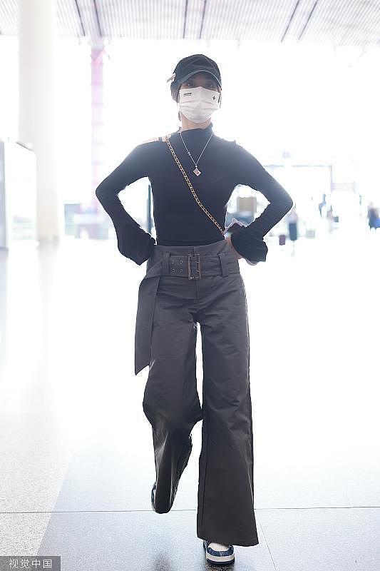 徐艺洋现身北京首都机场 黑色紧身上衣显纤瘦身材 - 2