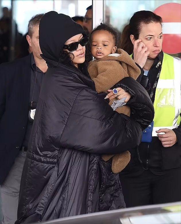 蕾哈娜抱着大儿子去米兰时装周！挺二胎还抱娃，黑人男友两手空空 - 1