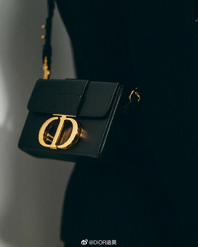 Chanel包包带有小金球最近特别火，尤其是这款翻盖小方包。 - 17