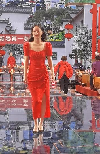 赵丽颖 2023 北京台春晚彩排路透 红裙造型大气美丽似何幸福 - 3