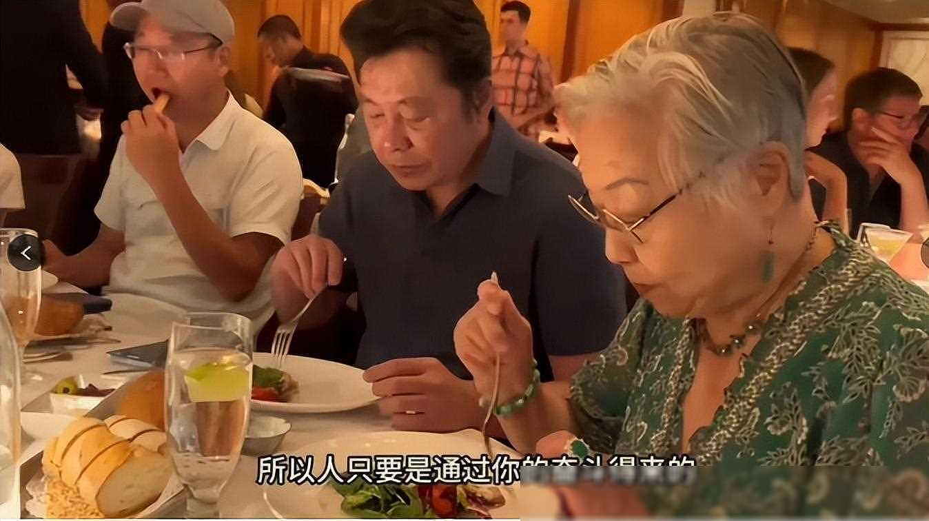57岁戏骨全家定居美国，拿着在中国赚的钱住豪宅，还大赞国外风 - 5