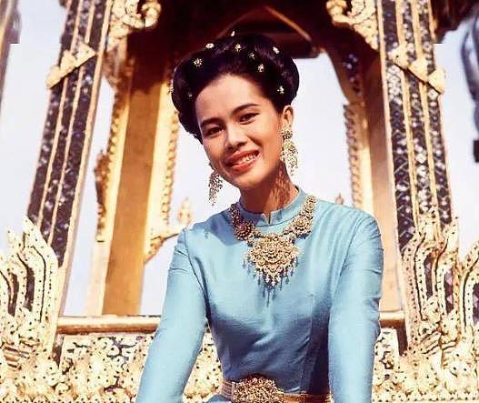 诗丽吉一次戴俩王冠，儿媳只能戴假花，都不如不丹公主戴发箍惊艳 - 1