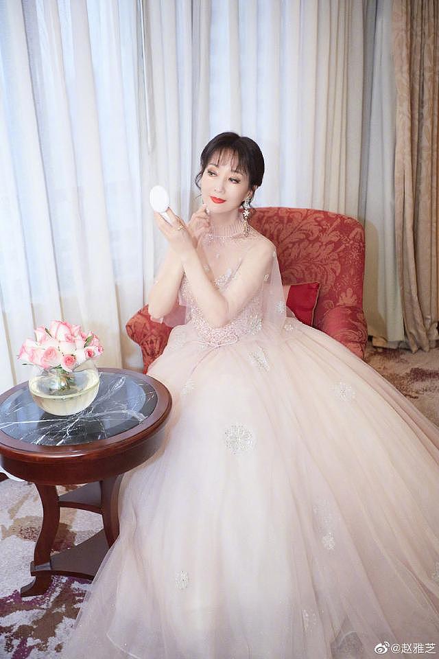 赵雅芝分享九宫格写真 粉色星光长裙尽显大气优雅 - 3