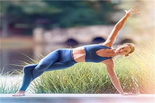 晨练选择健康的运动，瑜伽助你活动腰身，伸展躯干，展现年轻态 - 3
