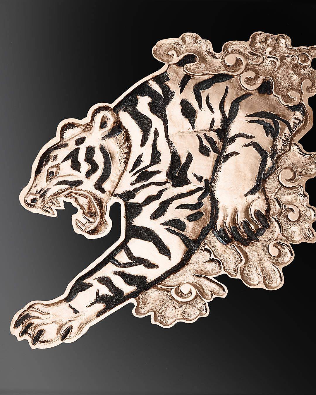 积家推出 Reverso Tribute Enamel“Tiger”翻转系列珐琅腕表虎年特别款 - 5