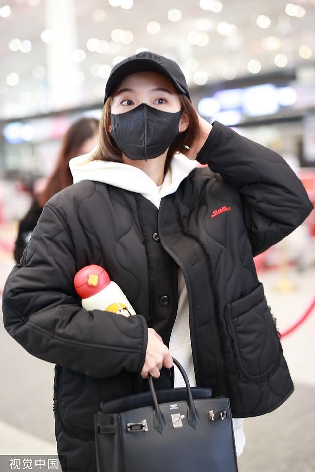 张佳宁休闲造型现身机场 白色帽衫搭黑色外套活力随性 - 3