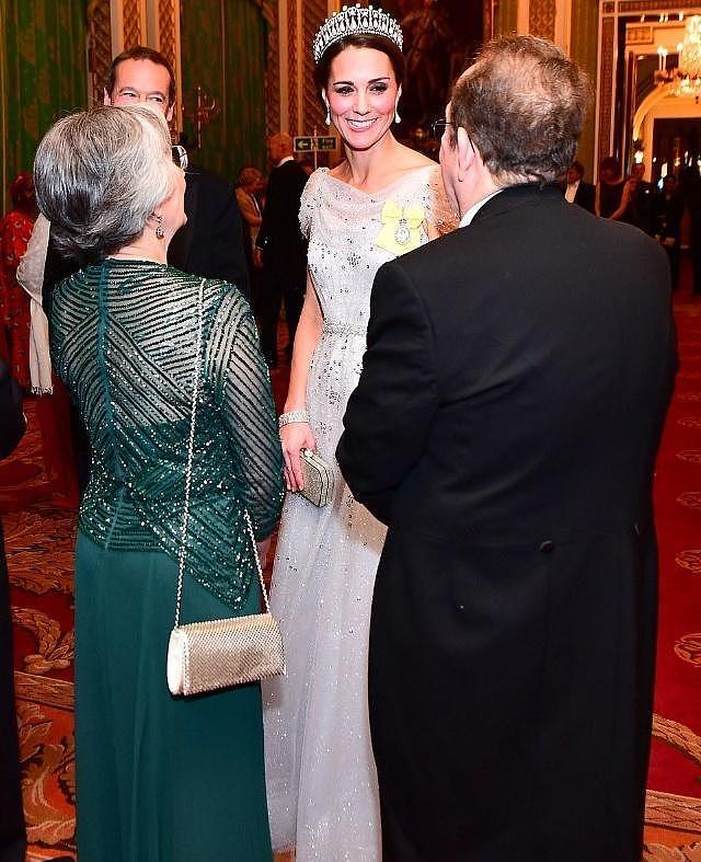 凯特王妃再戴珍珠泪皇冠，换条水晶纱裙更高级，这次美得闪耀全场 - 7