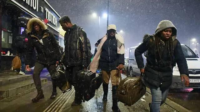 欧洲接纳乌克兰难民背后：白人能进，印度非洲中东裔百般刁难！ - 1