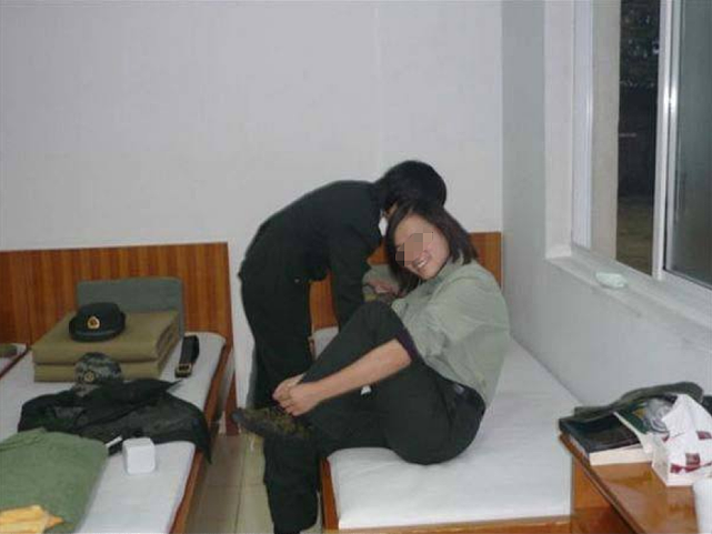 “中国第一警花”：16岁被特警队破格录取，23岁嫁给了成都保安 - 12