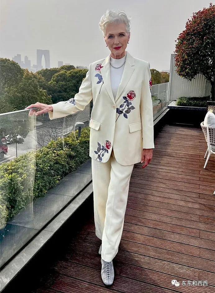 75 岁马斯克妈妈穿“中国风”美爆，身段仪态太好 - 8