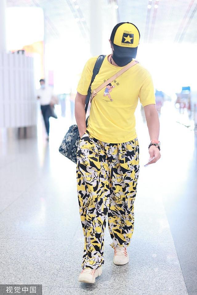 曾毅现身机场身穿黄色上衣搭花裤子风格大胆超惹眼 - 1