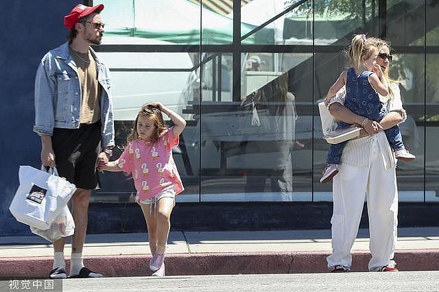 演员希拉里 · 达芙和丈夫带孩子逛街 一手牵一娃显温馨 - 3