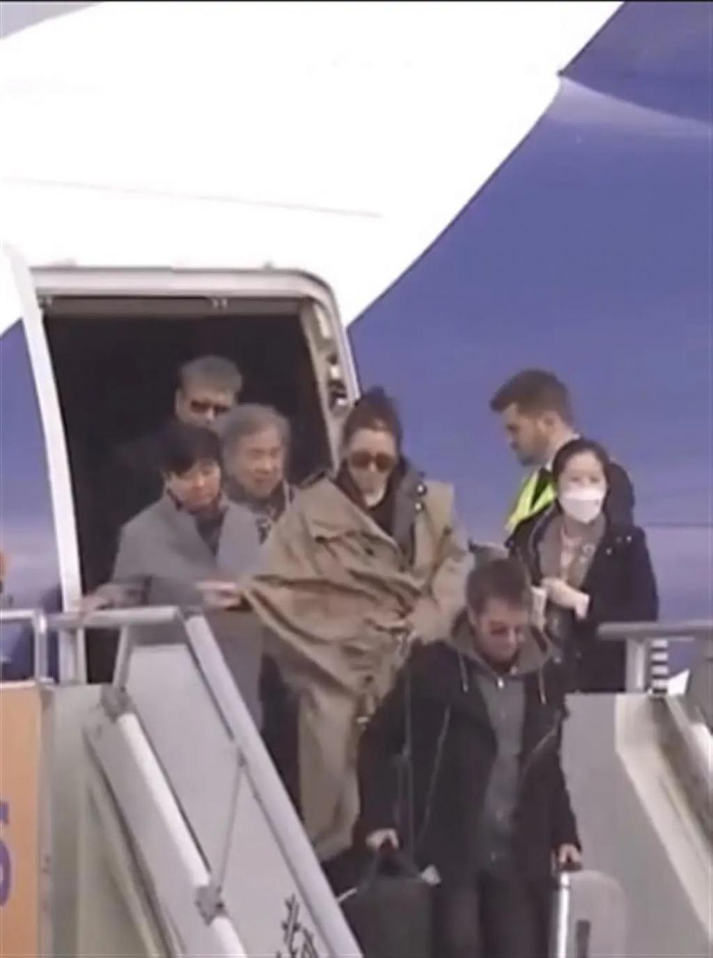 法国总统马克龙抵达北京，巩俐夫妇同机随行 - 4