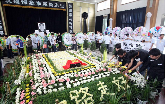 9年前，重庆“的哥”为救轻生女牺牲，丈夫下跪道歉给家属1000元 - 1