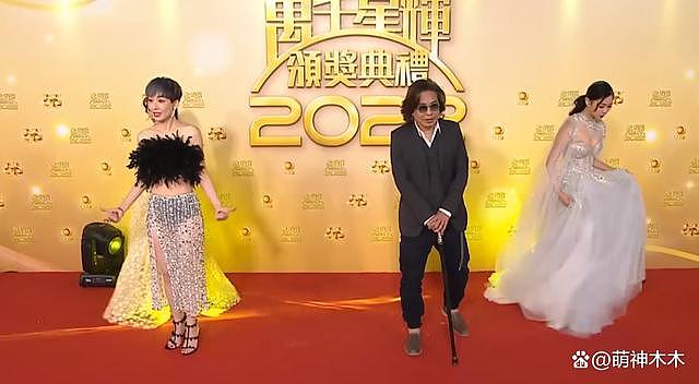 TVB 颁奖礼红毯太精彩：踩裙子、争位置，明星现场上演宫心计 - 24